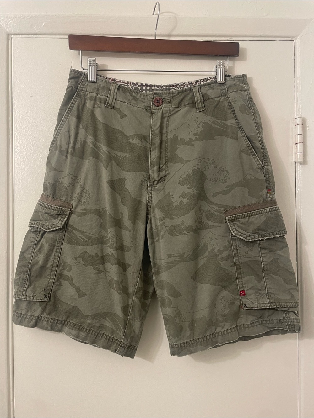 Vintage Y2K Quiksilver Wave Camo Cargo
Shorts Green